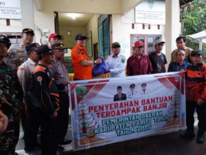 Pemkab Bartim Salurkan 431 Paket Sembako untuk Warga Terdampak Banjir di Paju Epat