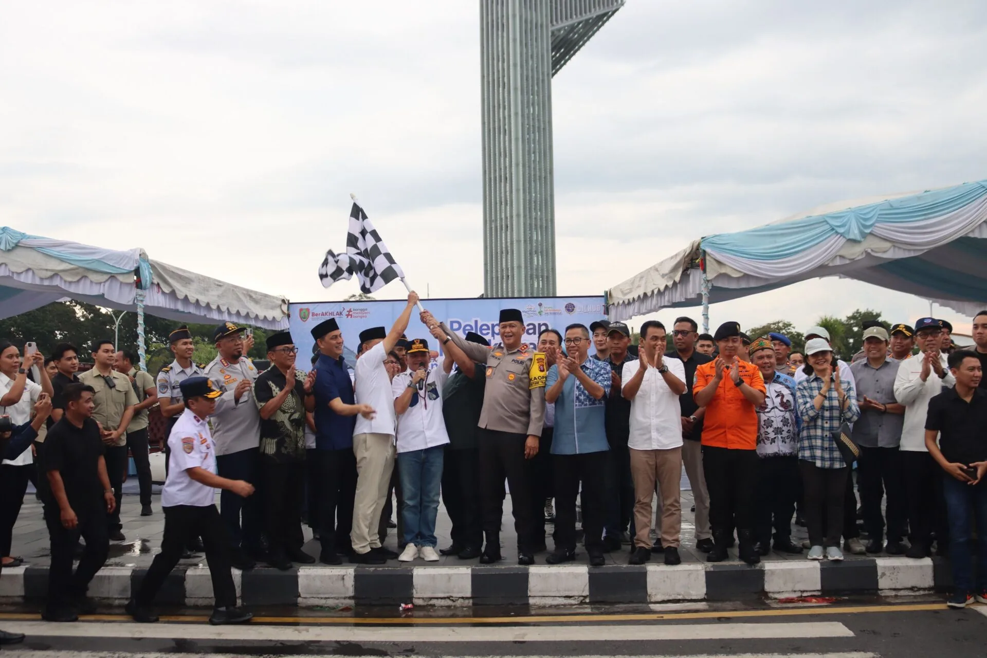 Gubernur Agustiar Sabran Bersama Kapolda Kalteng Lepas 626 Pemudik