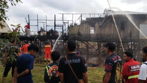 Rumah Terbakar Di Pahandut Seberang, Damkar Hadapi Akses Sulit saat Pemadaman