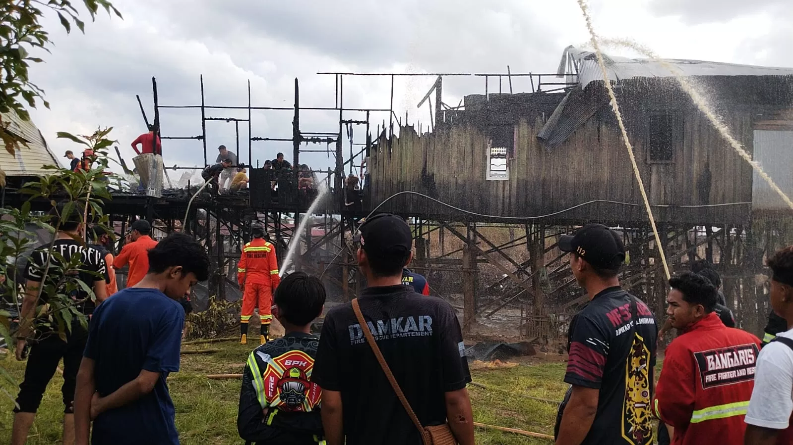 Rumah Terbakar Di Pahandut Seberang, Damkar Hadapi Akses Sulit saat Pemadaman