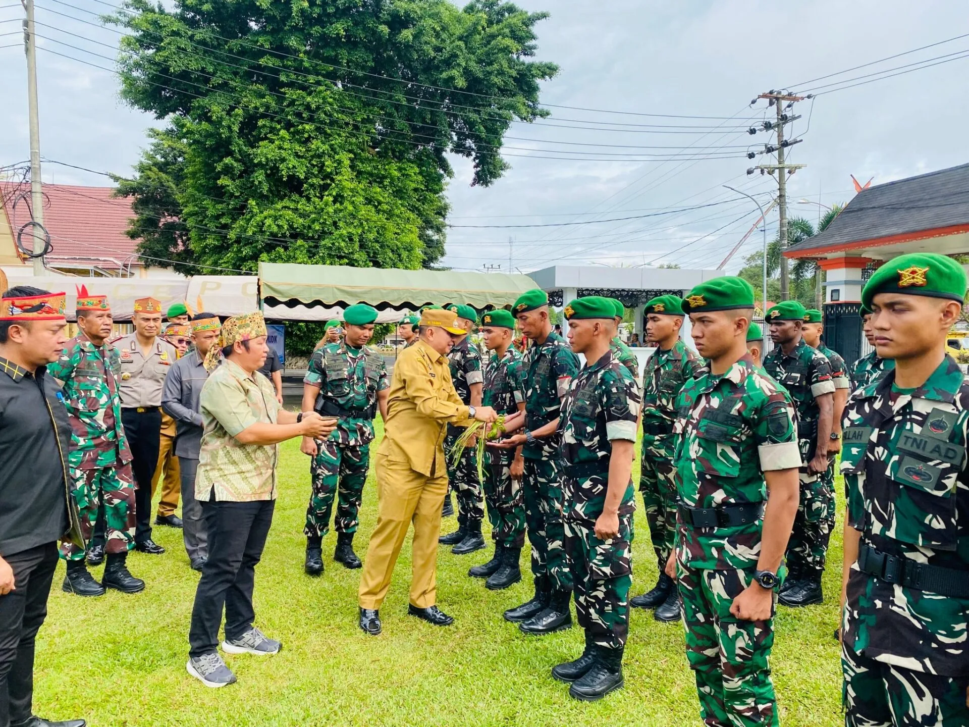 Bupati M. Yamin Sambut Yonif TP 924/Uria Mapas