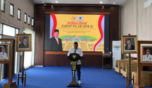 Warga Antusias Sambut Kedatangan Bias Layar Anggota DPR – MPR RI Dapil Kalteng Di Barito Timur