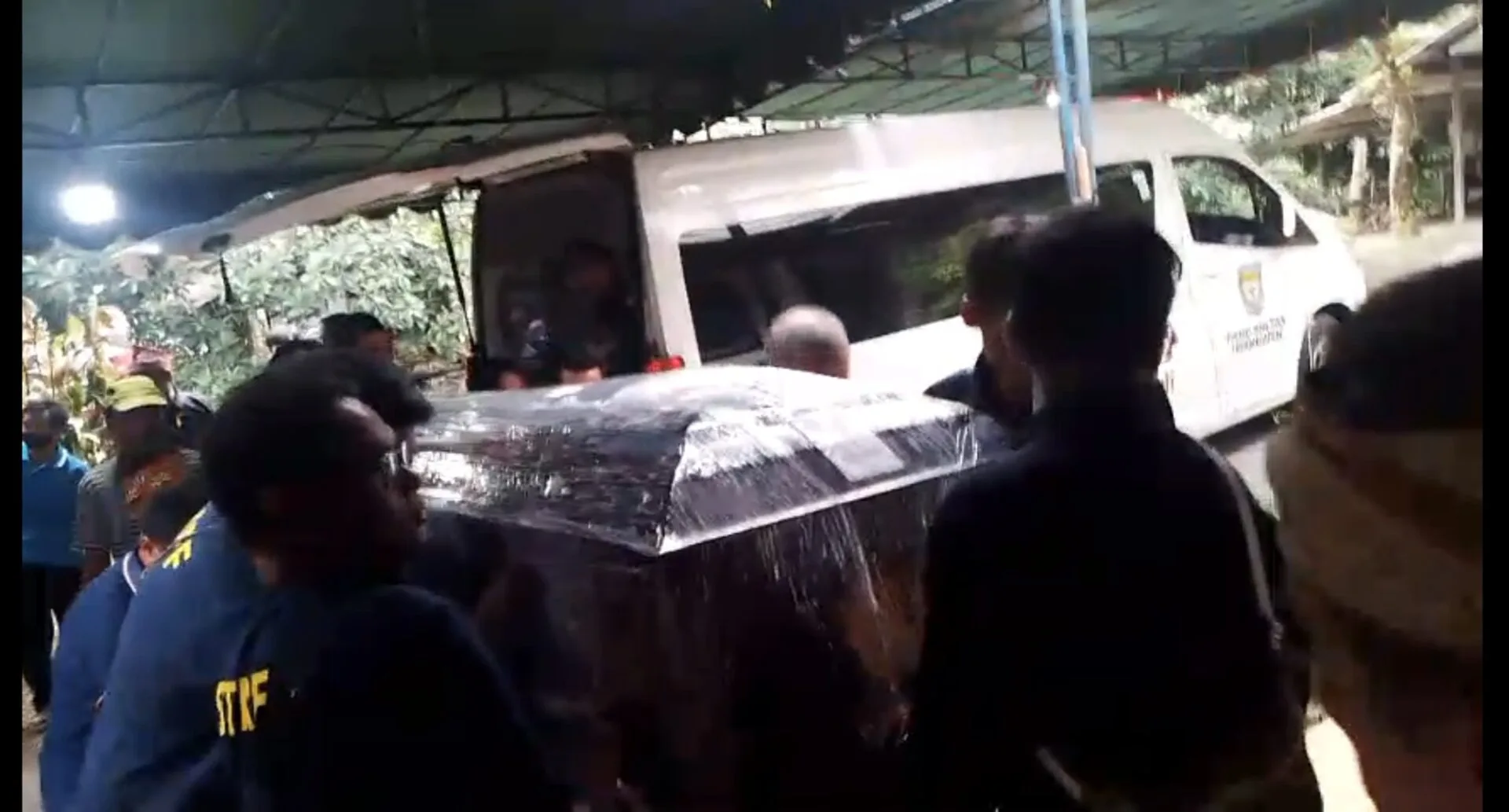 Setelah Kirang lebih Dua Minggu di Perjalanan, Jenazah Prof Dr Birute Galdikas Tiba di Pangkalan Bun