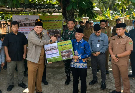 Bupati Bartim  Serahkan Bantuan Hewan Kurban Presiden dan Daerah untuk Masyarakat
