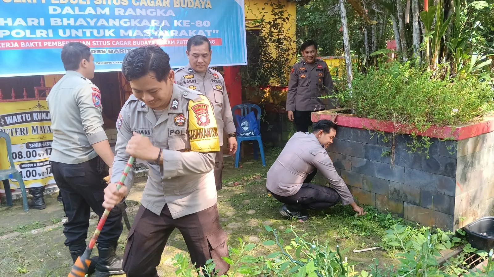 Bersihkan Situs Putri Mayang, Polsek Dusun Timur Ajak Warga Jaga Warisan Budaya