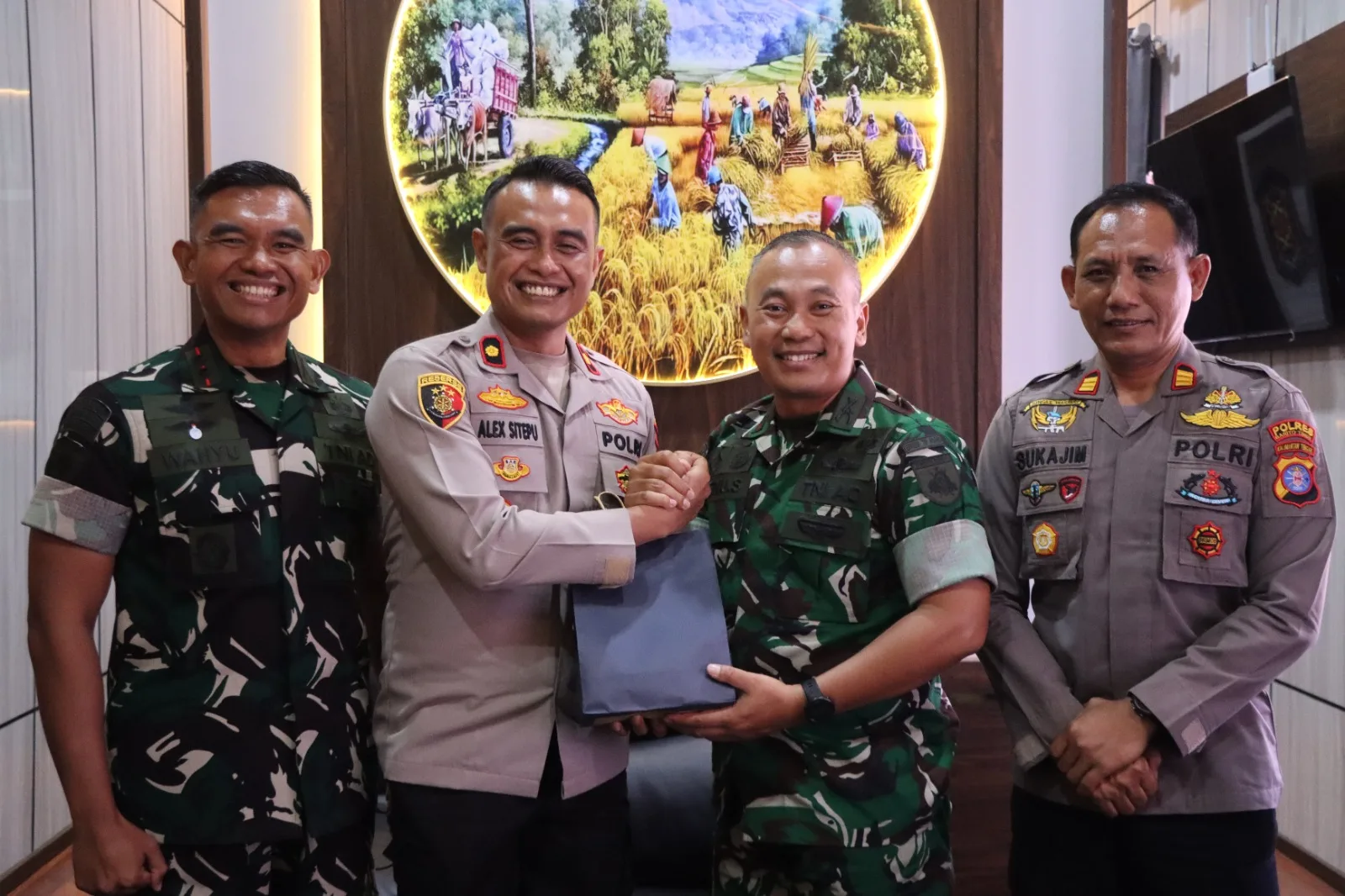 Perkuat Sinergitas TNI-Polri, Waka Polres Bartim Terima Kunjungan Danyonif TP 924 dan Danbrigif TP 40 Huma Betang