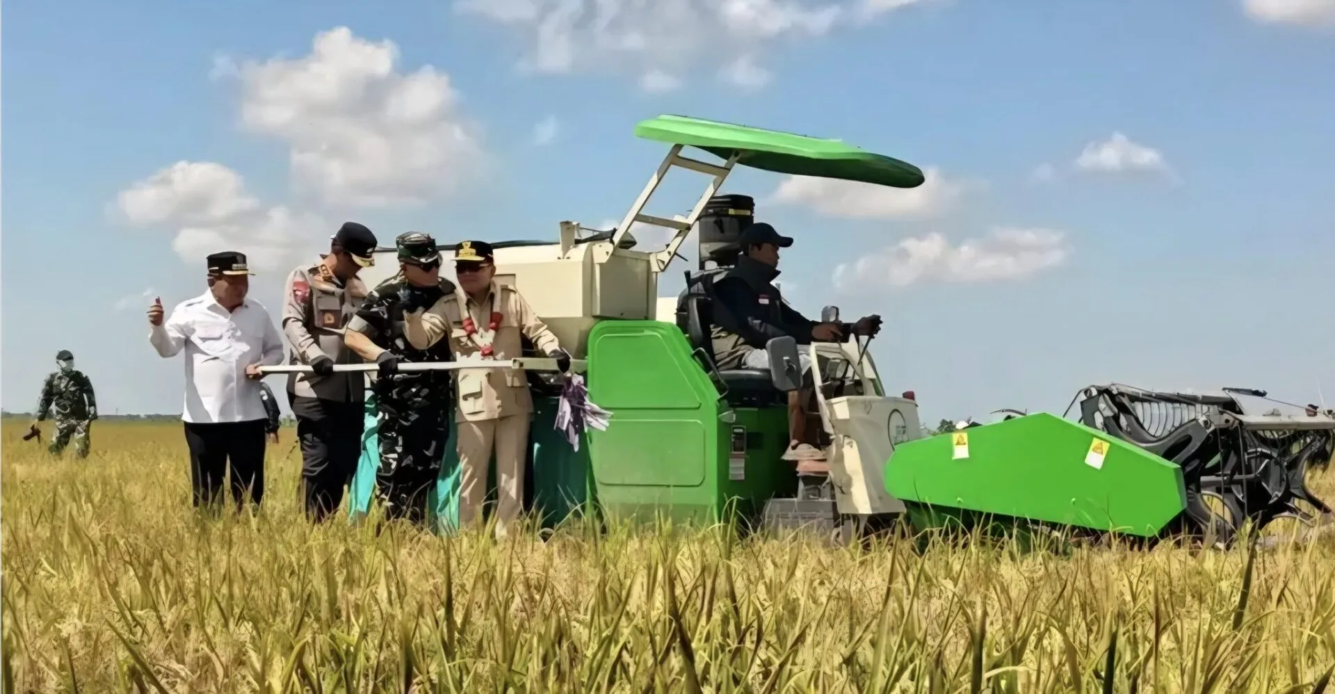 Gubernur, Pangdam, Kapolda dan Bupati Panen Raya di Desa Terusan Mulya   