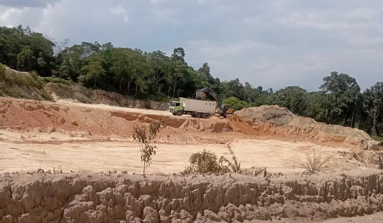 Laporan Warga: Material Laterit Digunakan untuk Perawatan Jalan Tambang PT Palopo dan PT Hasnur Diduga “Illegal”