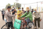 Perhatikan Kesehatan Masyarakat Kapolres dan Wabup Barsel Bagikan  Masker Gratis