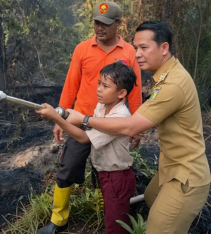 Masih Berseragam, Anak Kelas VI SD NU Palangka Raya Berjibaku Padamkan Api di Tengah Kepungan Asap