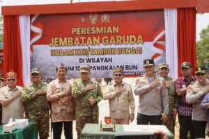 Didampingi Pangdam dan Kapolda, Gubernur Kalteng Resmikan Jembatan Perintis Garuda di Desa Jihing Kecamatan Balai Riam