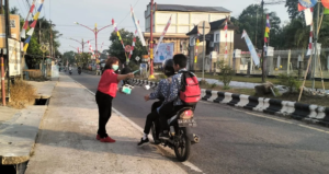 Cegah ISPA Akibat Kabut, PMI Barito Timur Bagi-Bagi Masker