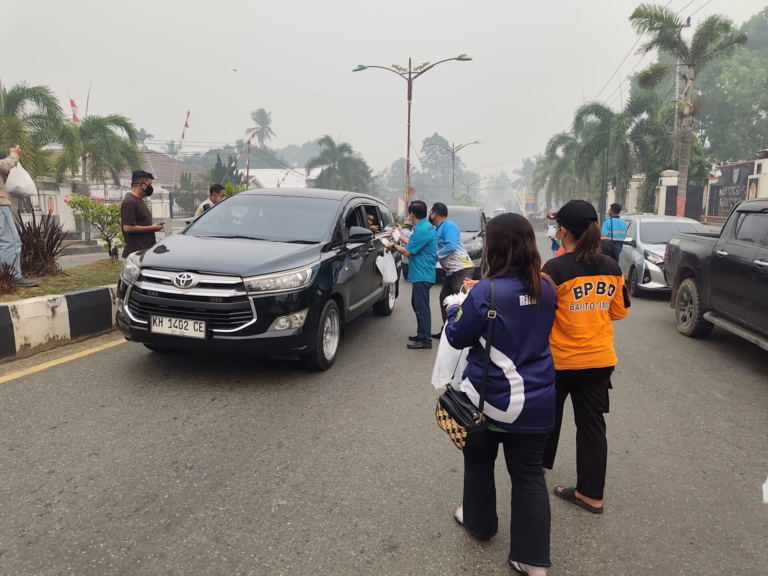 Rimau Group bersama PWI dan Posko Terpadu Karhutla Barito Timur Bagikan Ribuan Masker kepada Pengguna Jalan
