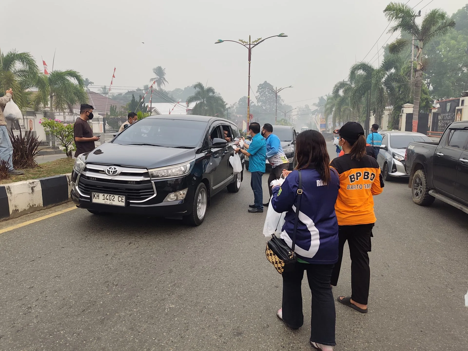 Rimau Group bersama PWI dan Posko Terpadu Karhutla Barito Timur Bagikan Ribuan Masker kepada Pengguna Jalan