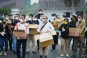 Kabut Asap Kian Pekat, Gubernur Kalteng  dan Insan Pers Bagikan Masker