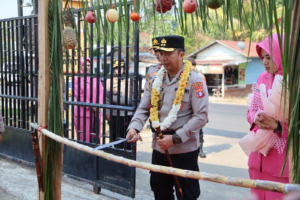 Masuki Mapolres Barito Timur AKBP Iqbal Sengaji Disambut dengan Pengalungan Bunga dan Tradisi Potong Pantan