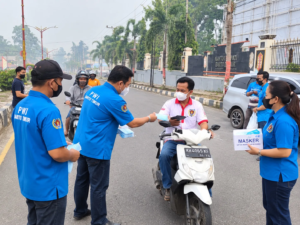 Cegah Bahaya Kabut Asap, PWI Barito Timur Bagi Masker ke Masyarakat