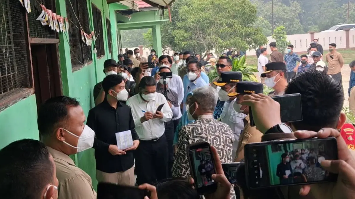 Wapres Gibran Kunjungi  SDN 2 Petuk Katimpun Dalam Kepungan Kabut Asap