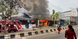 Tiga Bangunan didepan  PN Tamiang Layang Terbakar, Api Sempat Jalar ke Kantor Gapensi